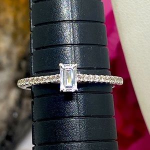 925 stamped silver rhinestone costume ring Excellent condition  
Excellent new